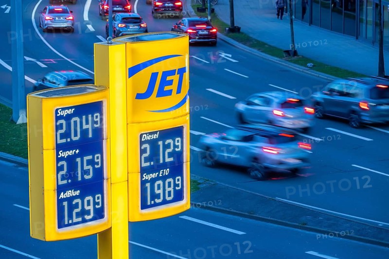 Gas station, high fuel prices due to the war in the Middle East, display board, jet gas station at Berliner Platz in Essen, North Rhine-Westphalia, Germany