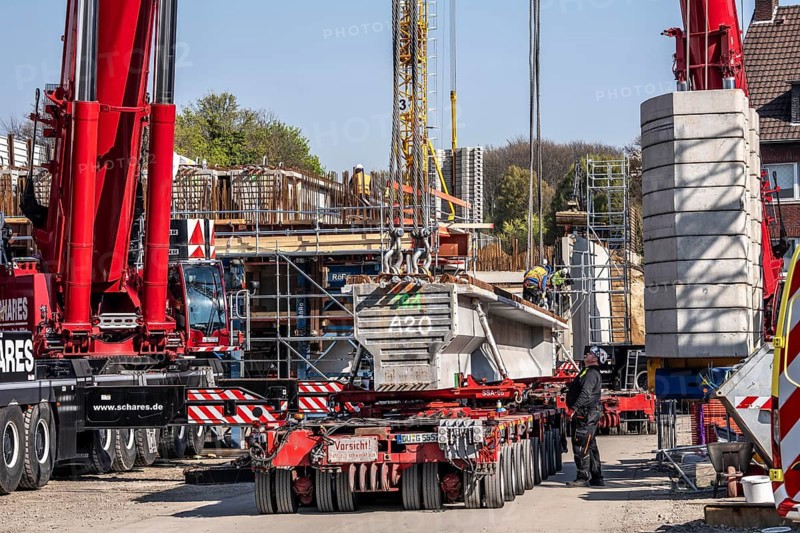 First part of the assembly of the new, 120-meter-long A516 motorway bridge, across Teutoburger Straße in Oberhausen-Sterkrade, 2 large cranes lift the 24 bridge sections weighing up to 121 tons and up to 40 meters long, which are then connected by tendons using a globally unique process, the prefabrication of the bridge parts and the construction process reduces the construction time from 24 to 7 months, per direction, the bridge, built in 1970 was severely damaged, traffic continues to roll on the still existing West Bridge, after which the Completion of this bridge, the western part is also demolished and then rebuilt, traffic rolls in one lane on the new bridge, North Rhine-Westphalia, Germany