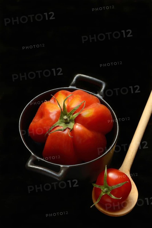 Oxheart tomato in pot, Solanum lycopersicum
