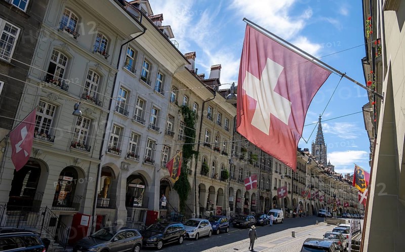 Swiss national flag, Gerechtigkeitsgasse with historic houses, old town, Bern, Canton of Bern, Switzerland