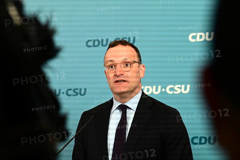 The Chairman of the CDU/CSU parliamentary group, Jens Spahn (CDU), and his deputy Alexander Hoffmann (CSU) at the weekly press statement in front of the parliamentary group meeting room in the Reichstag. This time it was about the expert opinion on the purchase of masks, among other things