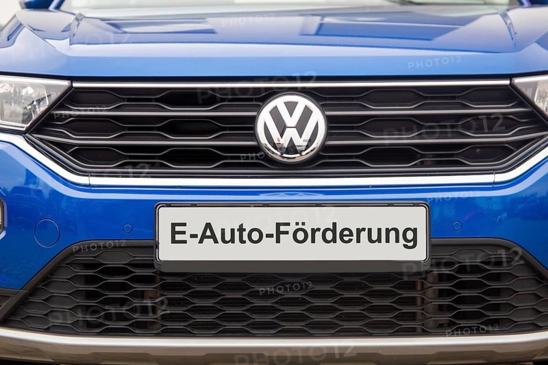 The word E-AUTO-FÖRDERUNG on the licence plate of a VW (symbolic image, composing)