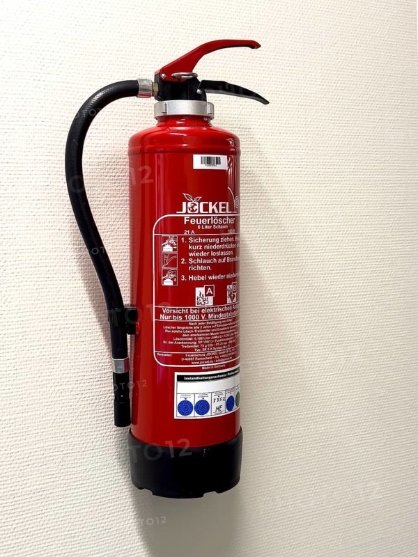 Fire extinguisher with 6 six liters of foam portable small fire extinguisher for extinguishing smaller small fires for fire fighting fire class A and B, Germany