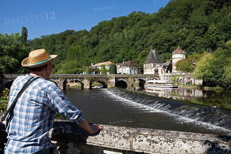 French man wearing a straw hat looking at the Dronne River, Brantôme, Dordogne department, Nouvelle-Aquitaine region, Périgueux arrondissement, Périgord Vert, France