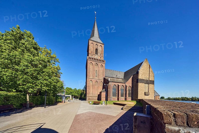 St. Martini church, church tower, parish church, brick wall, hedge, trees, blue sky, cloudless, Martinikirchgang, Emmerich am Rhein, Kleve district, North Rhine-Westphalia, Germany