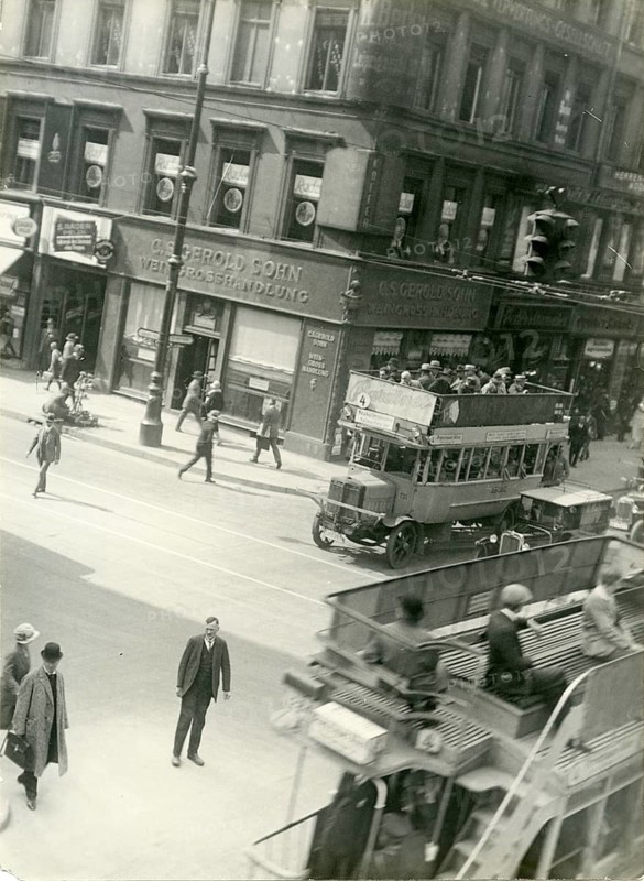 Berlin, Mitte, Unter den Linden, Friedrichstraße, C. S. Gerold Sohn, Jewish, wine wholesaler, hanging traffic light, traffic and people in an urban environment, a double-decker bus moving through the streets, twenties, Sasha Stone, around 1930