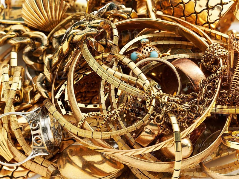 Old gold, various pieces of jewellery, studio shot