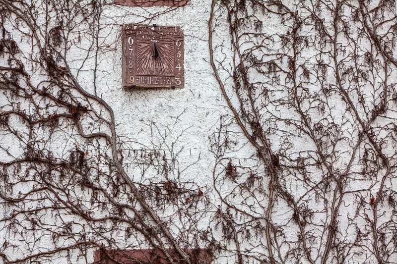 Sundial at the old barn wall, Katlenburg castle, Katlenburg-Lindau, district of Northeim, Lower Saxony, Germany