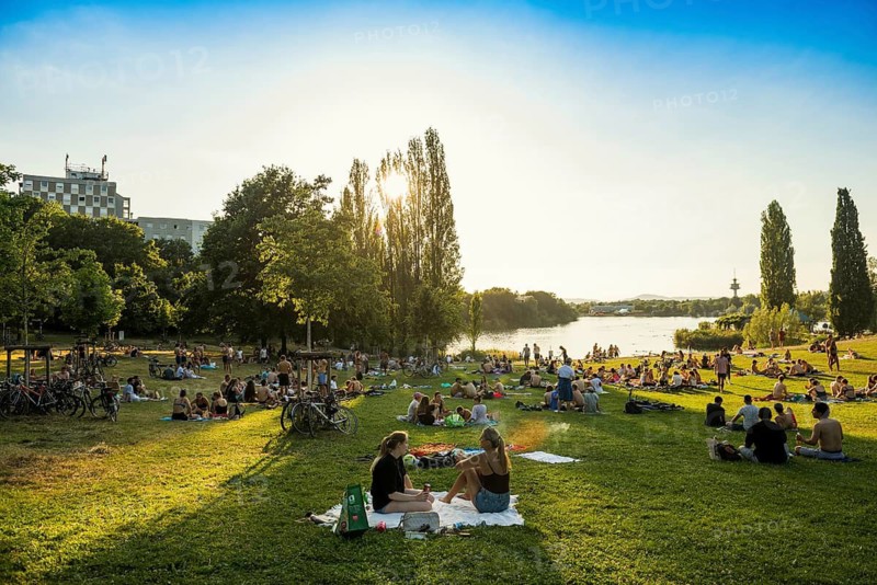 People on and in the lake, Flückiger See, lake park, sunset, bathing in the city, heat wave, climate change, Dreisam, Freiburg im Breisgau, Black Forest, Baden-Württemberg, southern Germany, Germany