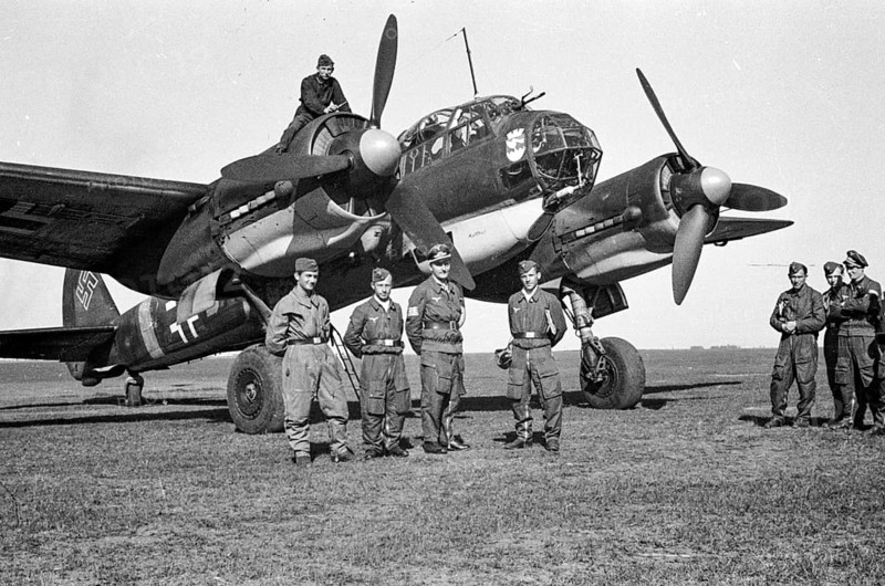 Historische Luftaufnahme Deutsche Bomberbestzung auf Feindflug in einer Junkers JU88 über Russland, 1943