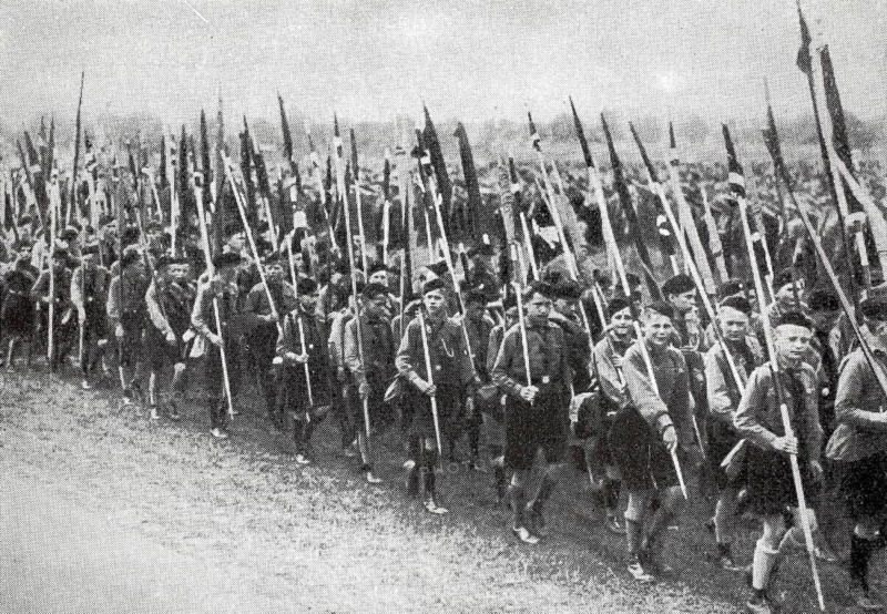 Meeting of the Hitler Youth on 3.7.1933 in Breslau, young people marching with flags, Germany, illustration, reproduction of a model from the 19th century. Authentic, file restored for optimal use, exact date of submission unknown, historical, large group of boys marching in a formation with flags in a field