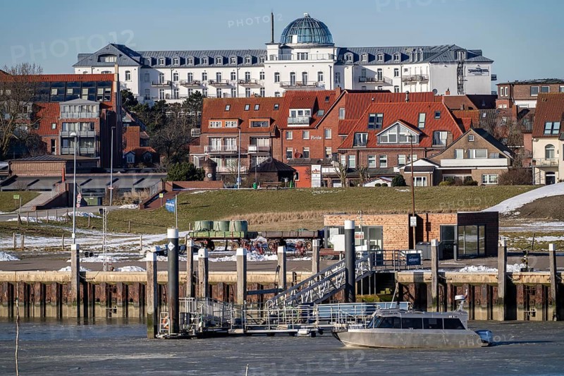The East Frisian North Sea island of Juist in winter, the harbour, Strandhotel spa hotel Juist, fast ferry, Töwerland-Express, Töwi VIII, Lower Saxony, Germany
