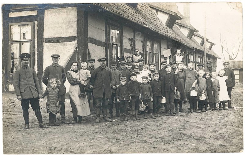 Scharnhorst, near Dortmund, Dord, workers' settlement, poverty, children, workers, queuing for food rations, village population, children and adults, posing in front of a building, early 20th century, 1919