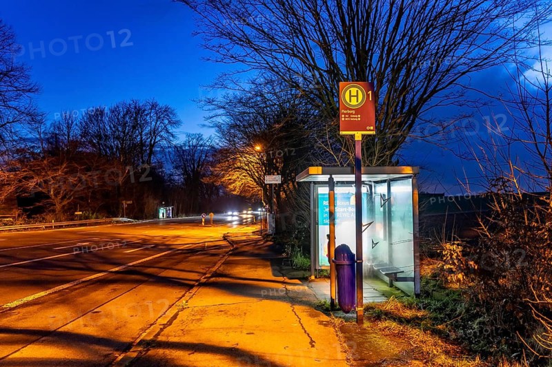 Bus stop Pierburg, in the evening, illuminated, Meisenburger Straße, Essen-Schuir, line 142, in the south of Essen, country road, Essen, North Rhine-Westphalia, Germany