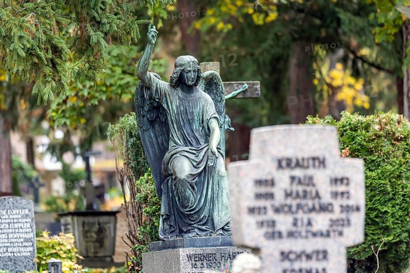 Pragfriedhof Stuttgart in autumn. November is traditionally a time for Christians to visit their graves. Symbolic photo with graves and grave decorations. Stuttgart, Baden-Württemberg, Germany