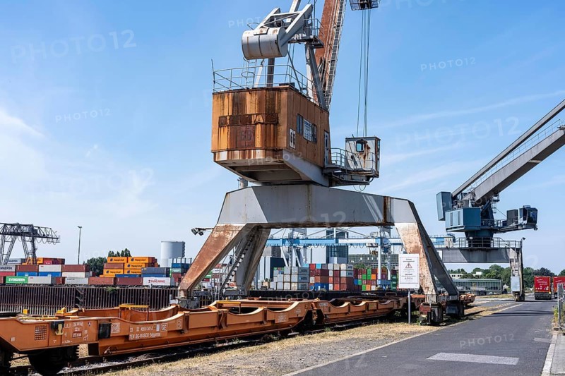 The Düsseldorf port, now Neuss-Düsseldorf ports, inland port on the Rhine, transshipment point, old port crane, in front of the container terminal, North Rhine-Westphalia, Germany