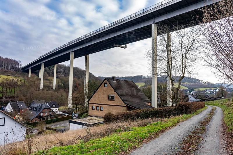 The Wiehl Valley Bridge, A4 motorway, the motorway bridge is considered extremely dilapidated, there is massive damage to the road plate and the main structure of the bridge, traffic only rolls in one lane in each direction, trucks are still allowed to drive there with a maximum of 44t and must keep a minimum distance of 50 meters, there is a risk of full closure, the bridge is 700 meters long, built in 1970, in Bergisches Land, near Weierberg Shagen, belongs to the city of Wiehl, North Rhine-Westphalia, Germany