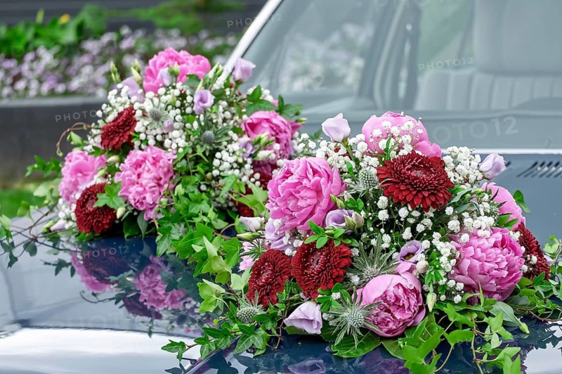 Flower arrangement on a bridal car, wedding car, North Rhine-Westphalia, Germany