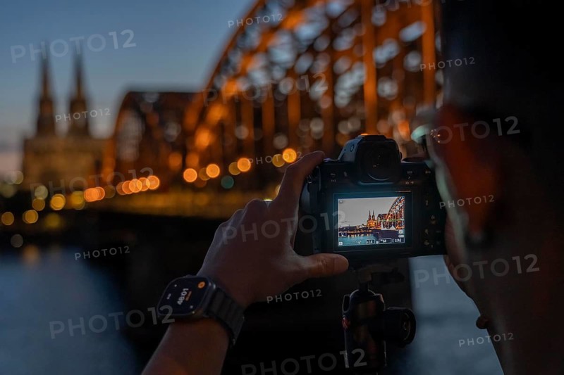 View of Cologne Cathedral, from Kennedy Ufer, in Cologne-Deutz, passers-by, tourists, after sunset, taking pictures, North Rhine-Westphalia, Germany
