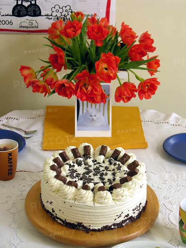 Birthday cake with a bouquet of tulips (Tulipan), Germany