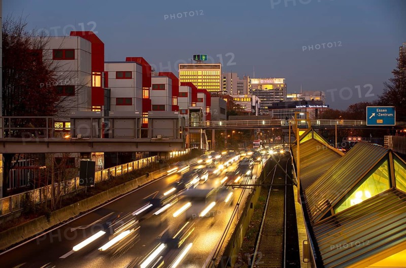Motorway A40, Ruhrschnellweg, in Essen, route through the city centre, is affected by a possible diesel driving ban, Skyline, Essen, North Rhine-Westphalia, Germany