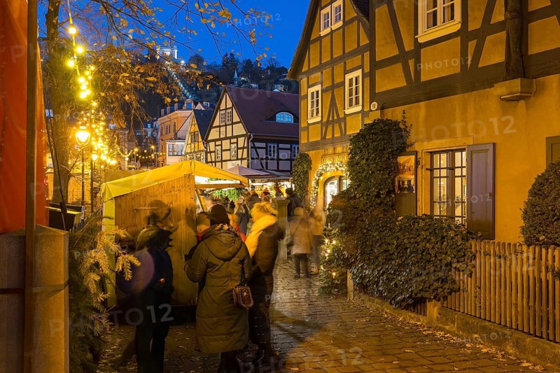 Elbhangfest Christmas market in Dresden Loschwitz in the historic village center of Loschwitz during Advent, Dresden, Saxony, Germany