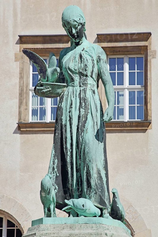 Schlegelbrunnen built 1912, bronze sculpture with greenspan, modern art, dove girl, woman with doves, bird figures, female figure, Obermarkt, Döbeln, Saxony, Germany
