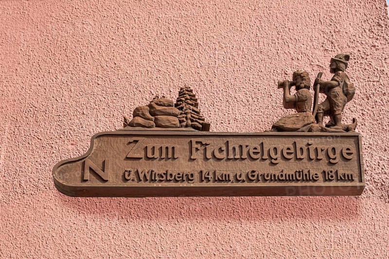 Carved signpost on a house wall, Kulmbach, Upper Franconia, Bavaria, Germany