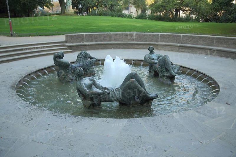 Marshall Fountain by Toni Stadler 1968, round water basin, three life-size figures lying above the water, modern art, bronze sculptures, Taunus complex, Frankfurt am Main, Hesse, Germany