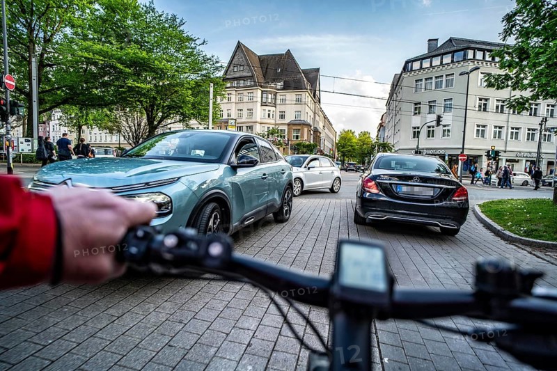 Cycling in the city, city centre road, cycle lane, bikes have right of way, 30 km/h zone, traffic in both directions, cyclists' perspective, Essen, North Rhine-Westphalia, Germany