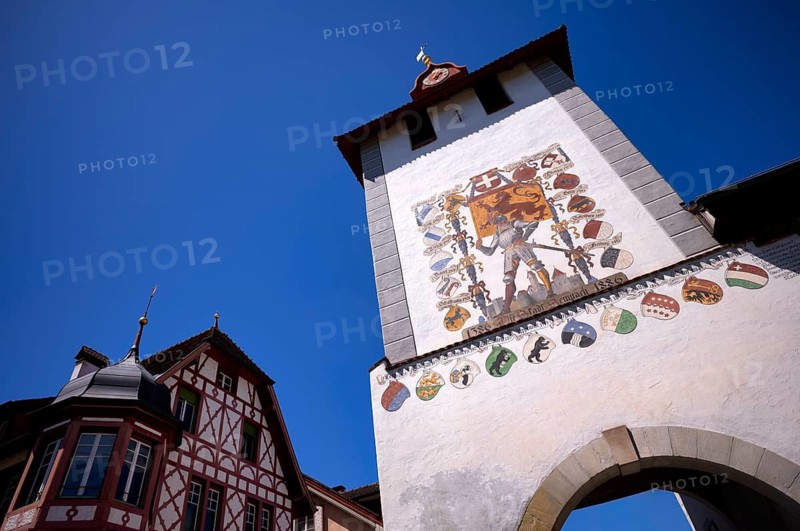 Luzernertor mit Turmuhr und Fresko von Seraphin Weingartner, Sempach, Kanton Luzern, Schweiz