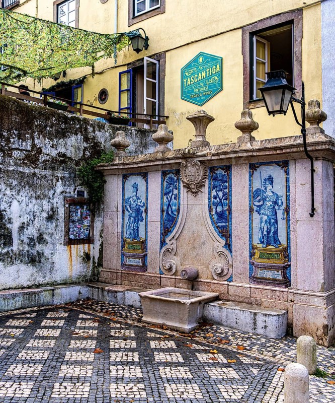 Bars, restaurants and murals on Rue da Fonte da Pipa, Sintra, Lisbon, Portugal