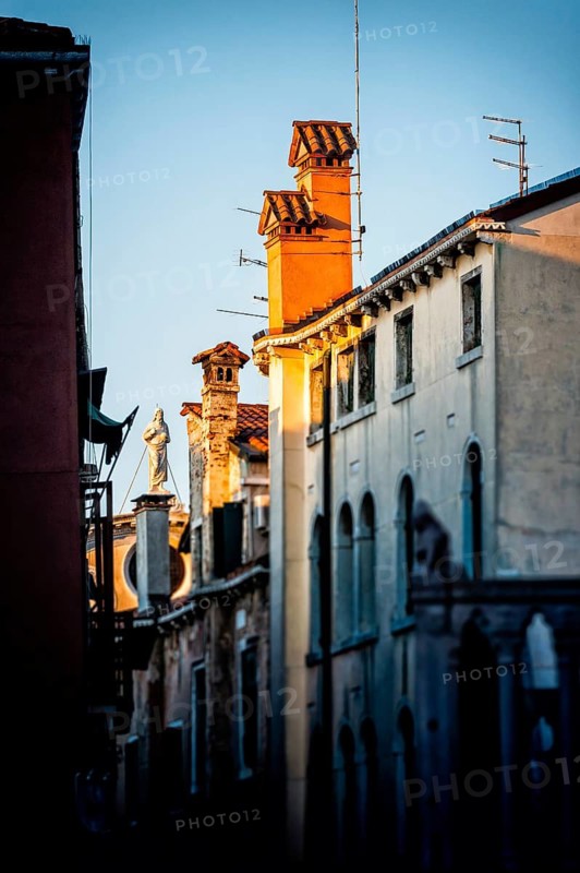 Houses of the old town in the afternoon sun, old building, city trip, holiday, travel, tourism, lagoon city, historical, history, dilapidated, dilapidated charm, building history, architecture, historic, building, sightseeing, facade, world cultural heritage, UNESCO, culture, honeymoon, Middle Ages, environment, cruise, carnival, Catholic, Venice, Italy