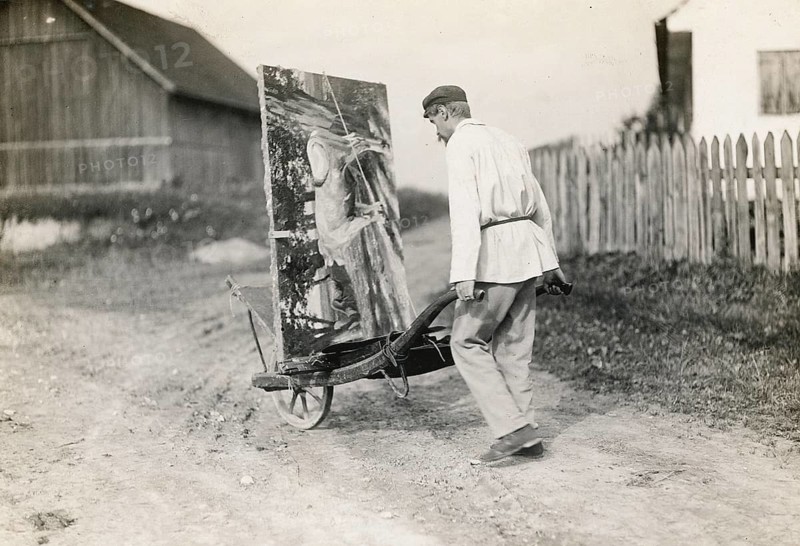 Dachau, Bavaria, painter in the countryside, after work, way home, hobby leisure, A man dragging a large painting on an easel down the street, Philipp Kester