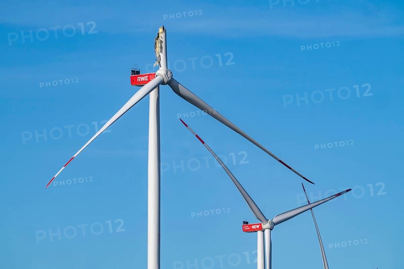 Defective wind turbine, bent rotor blade, in the Bedburg A44n wind farm, in the Garzweiler open-cast mining area, on the A44 motorway, on recultivated lignite mining area, for unknown reasons is a rotor of a Nordex N149/5.7 wind turbine, with a hub height of 164 meters and a total height of 239 meters, an output of 5.7 MW and a rotor diameter of 149 m, bent, the wind turbine is part of a wind farm of a joint venture between the City of Bedburg and RWE Renewables Europe & Australia, North Rhine-Westphalia, Germany