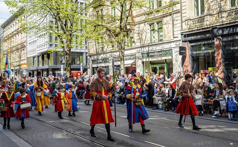 Zunft zu Wiedikon, parade of historically costumed guild members, Sechseläuten or Sächsilüüte, Zurich Spring Festival, Zurich, Switzerland