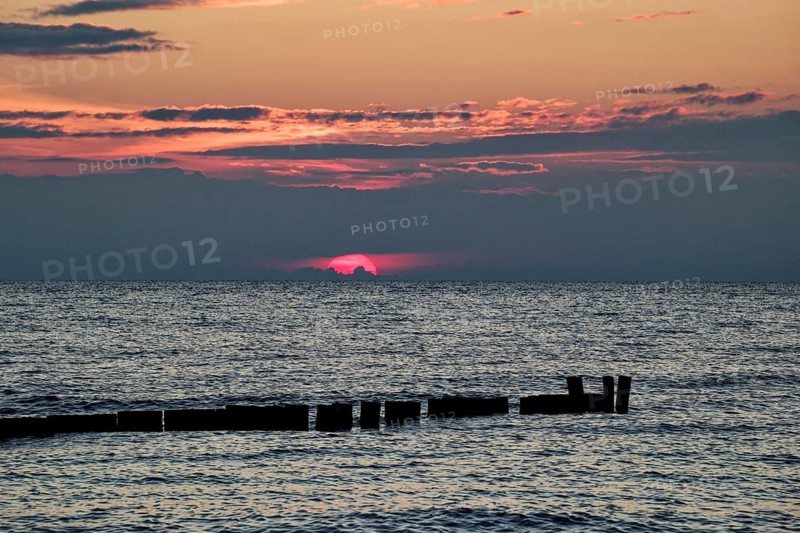 Sunset on the Baltic Sea beach, Wustrow beach in the evening light with clouds, evening mood, Baltic seaside resort Wustrow, Fischland-Darß-Zingst peninsula, Mecklenburg-Western Pomerania, Germany