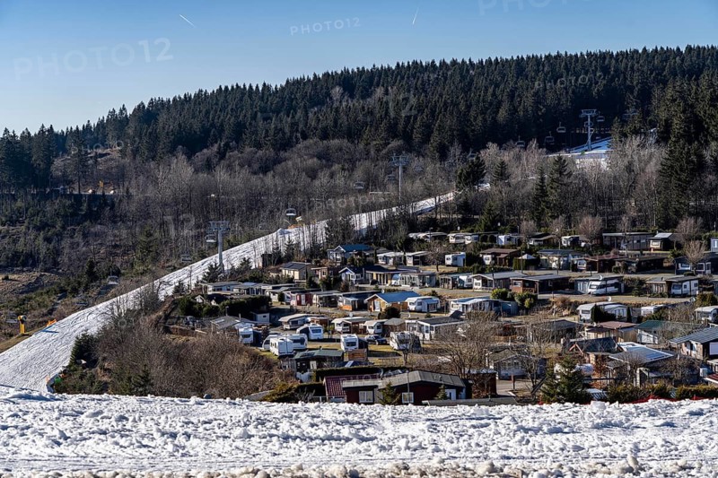 Winter sports area in the Sauerland, Winterberg ski lift carousel, artificial snow pistes, artificial snow from over 360 snow guns, Schneewittchenhang ski area on Bremberg, campsite, winter camping, 12 of 24 lifts are in operation in mid-March, the rest of the landscape is snow-free, North Rhine-Westphalia, Germany