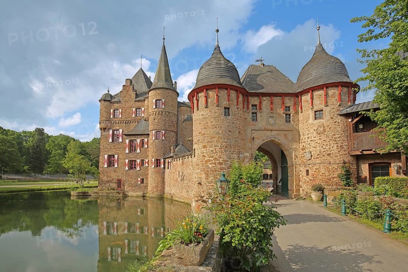Satzvey Castle built 12th century, pond, reflection, idyll, Tor tor, moated castle, Satzvey, Mechernich, Vordereifel, Eifel, North Rhine-Westphalia, Germany