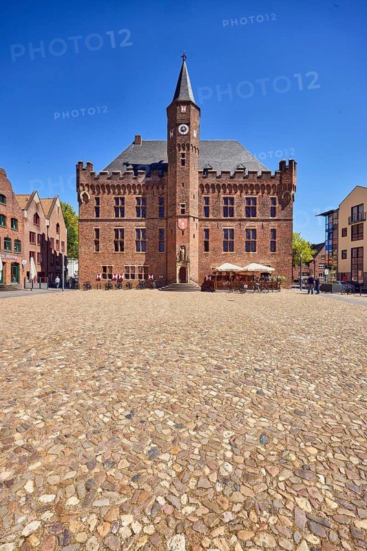 Town Hall, Town Hall Tower, historic residential and commercial buildings, houses, old town, historic city center, square made of paving stones, blue sky, cloudless, market square, Kalkar, Kleve district, North Rhine-Westphalia, Germany