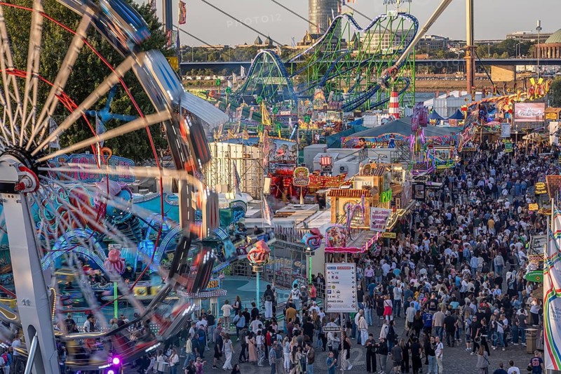 Rhine fair in the Rheinwiesen in Düsseldorf-Oberkassel, rides, fairground stands, full aisles, lots of visitors, North Rhine-Westphalia, Germany