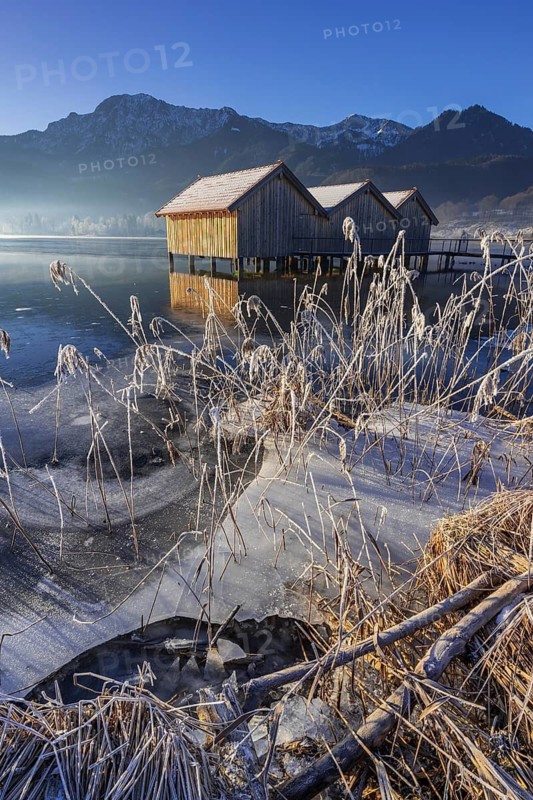 Boat huts, icy shore, lake, morning light, fog, snow, winter, mountains, Lake Kochel, Schlehdorf, behind Herzogstand, Heimgarten, Alpine foothills, Bavaria, Germany