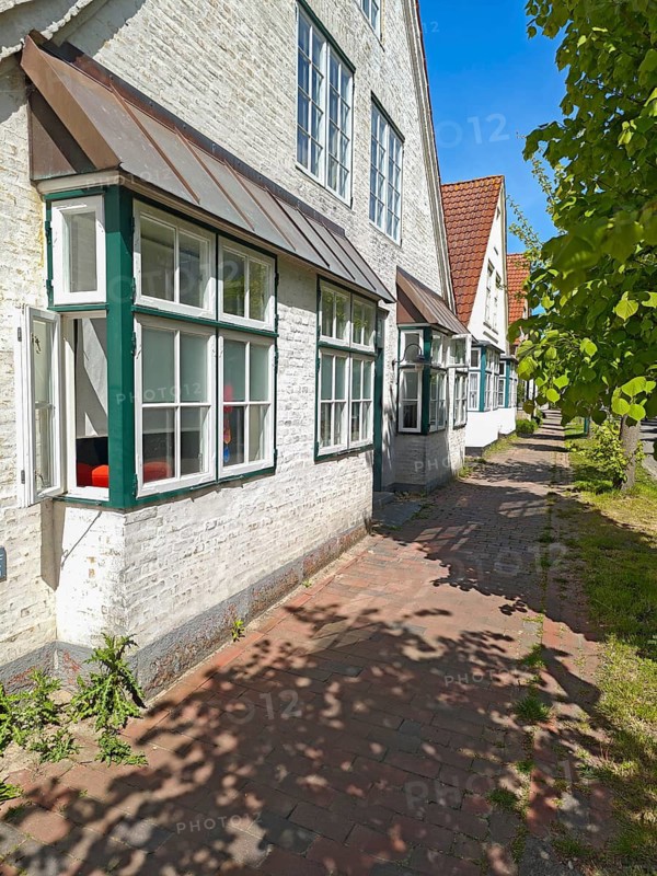 Historic row of houses with bay windows in Lange Strasse, gabled houses whitewashed, footpath, Arnis, smallest town in Germany, Schlei region, landscape Angeln, Schleswig-Holstein, Germany