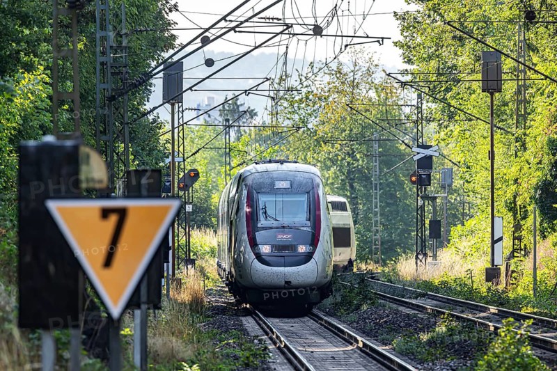 TGV traveling on the Schusterbahn, a bypass of Stuttgart Central Station. The route serves as an alternative route when the train station is congested or during construction sites. Stuttgart, Baden-Württemberg, Germany