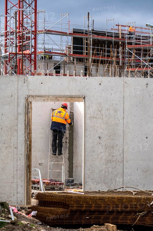 Major construction site in Düsseldorf, on the B8, Danziger Straße, construction of a residential and commercial complex, Deiker Höfe, construction cranes, North Rhine-Westphalia, Germany
