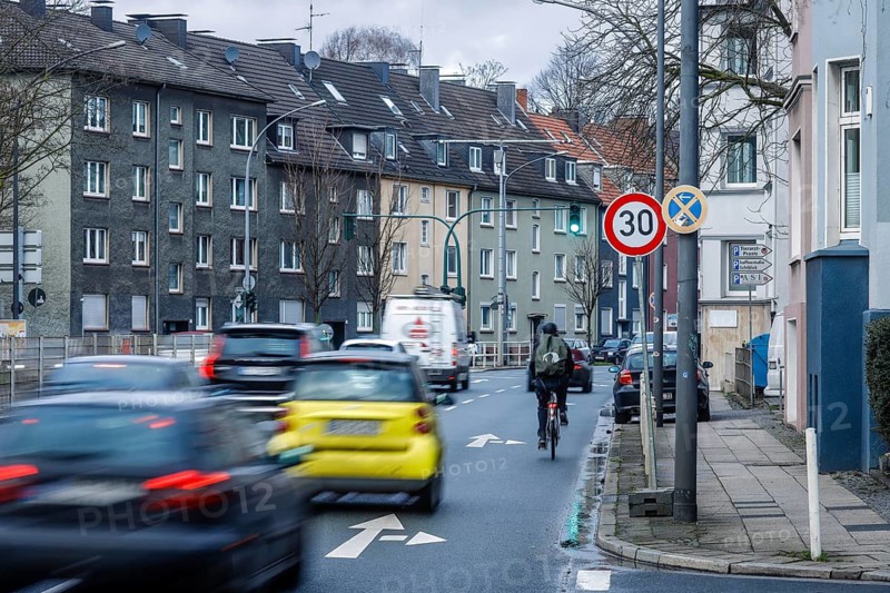 After-work traffic in the low emission zone on the B 224 Alfredstraße in Essen Rüttenscheid, 30 km/h speed limit in one section, Essen, Ruhr area, North Rhine-Westphalia, Germany