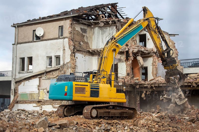 House demolition, demolition excavator in action