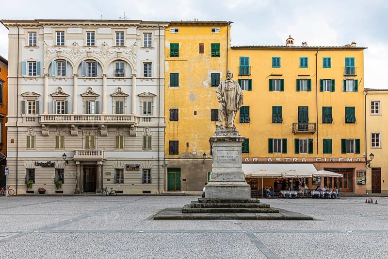 Statue of Giuseppe Garibaldi, Piazza del Giglio, historic city centre, Lucca, Tuscany, Italy