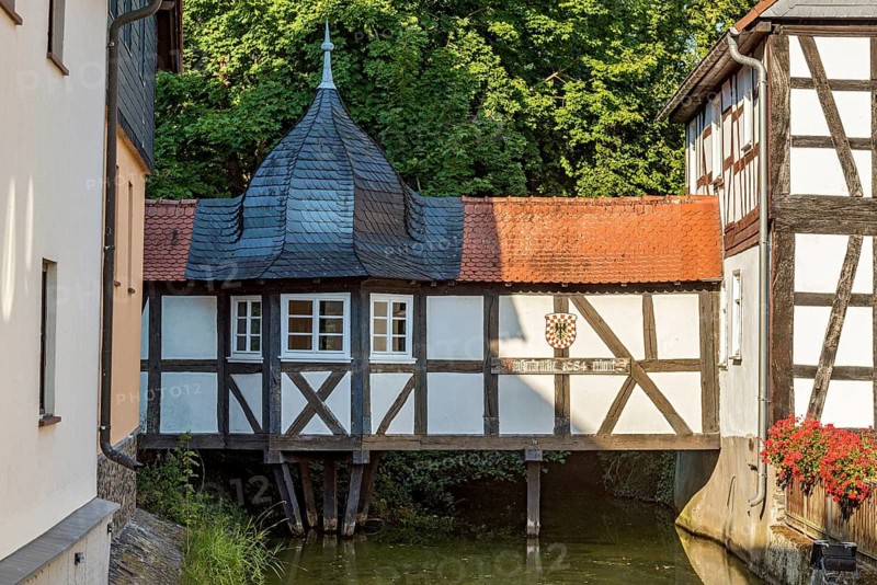 Bridge of Sighs, bridge on wooden piles, closed passage with roof and baroque pavilion, half-timbered building, cultural asset under UNESCO World Heritage protection, Mühlbach, Little Venice, Staden, Florstadt, Wetterau, Hesse, Germany