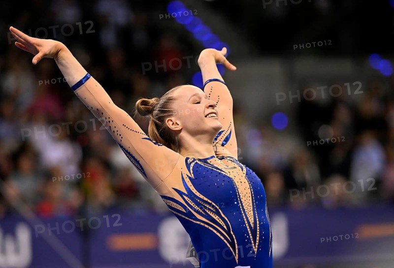 Silja Stöhr GER balance beam action gymnastics, EnBW DTB-Pokal, Porsche-Arena, Stuttgart, Baden-Württemberg, Germany
